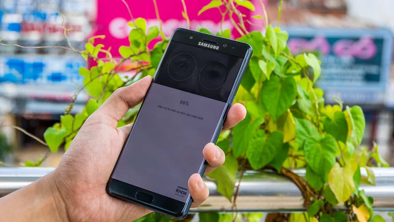 Lumia 950 XL iris scanner vs Galaxy Note 7 iris scanner