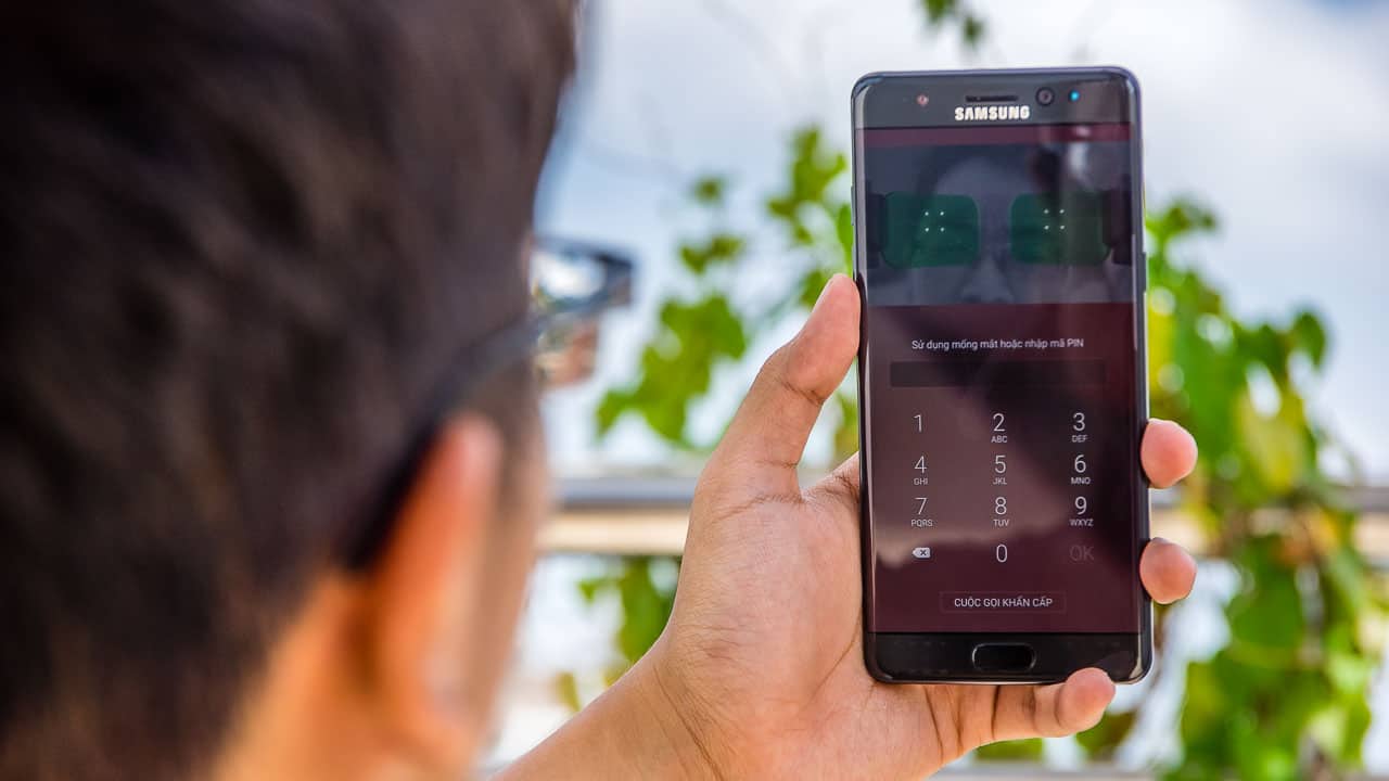 Lumia 950 XL iris scanner vs Galaxy Note 7 iris scanner